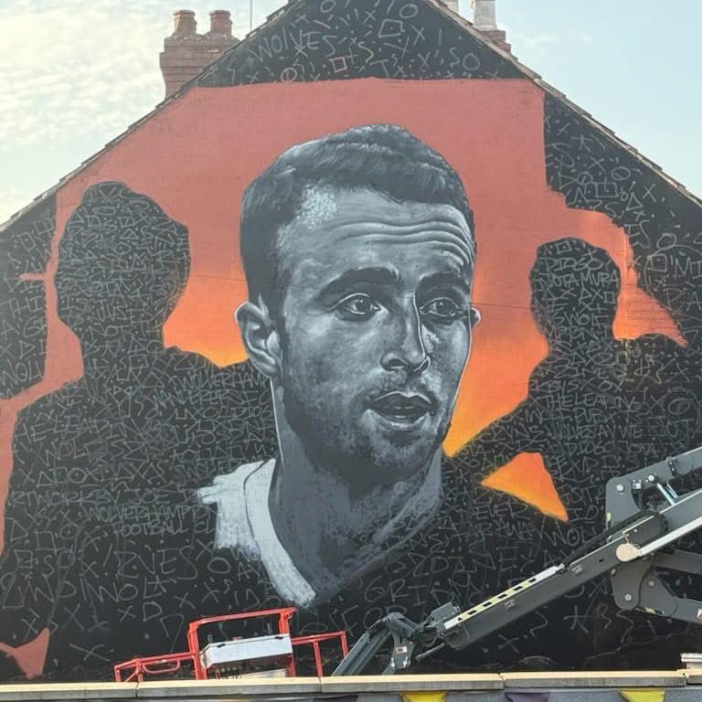 📈 Day two into the Diogo Jota mural at the Leaping Wolf pub by Molineux.

Fantastic work so far by Artwork by Joe 🎨 🐺 

#WWFC | #Wolves