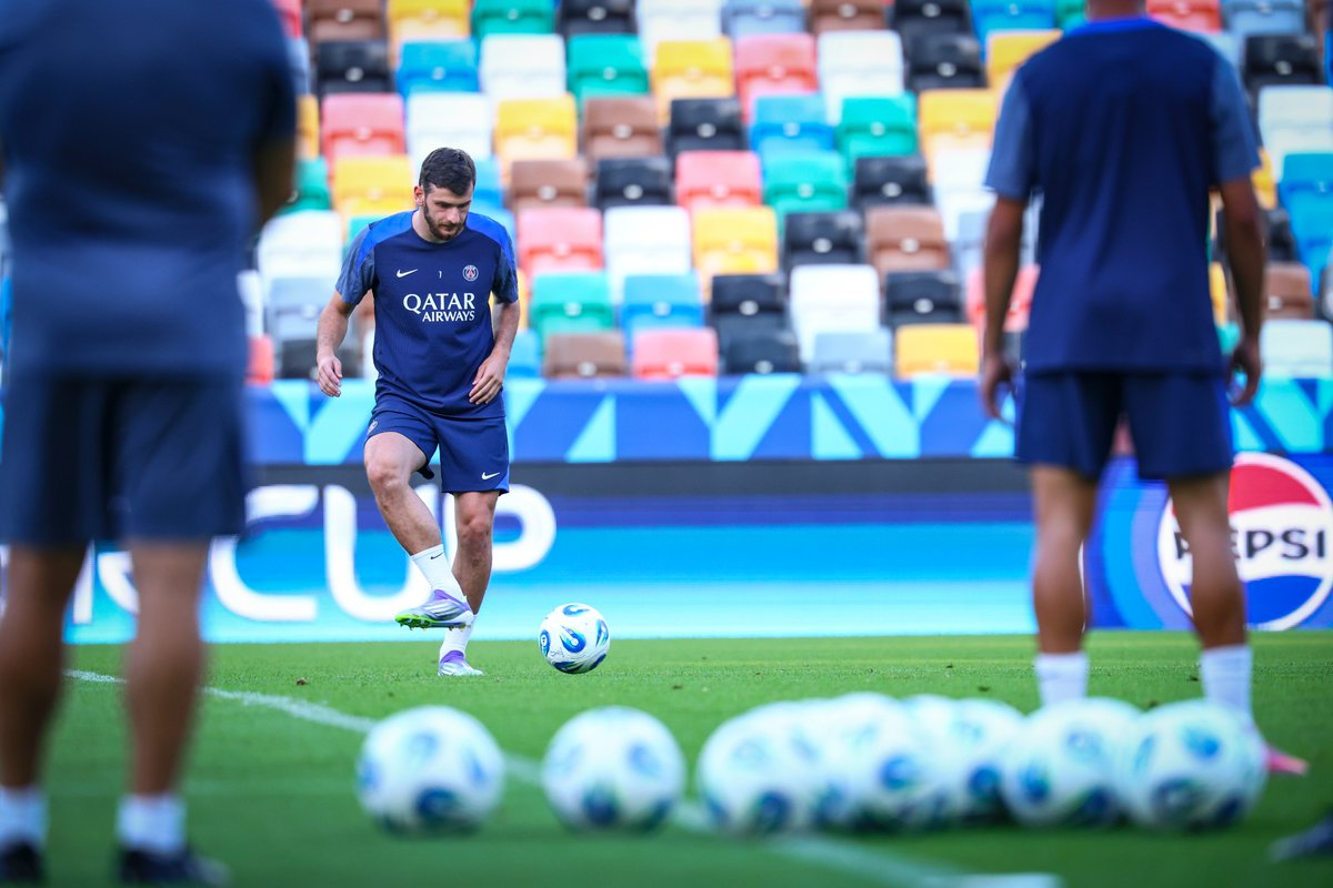 PSG_inside's tweet photo. Dernière séance avant la #SuperCup ! ⚽️👊 https://t.co/WJ5oHpl5cT