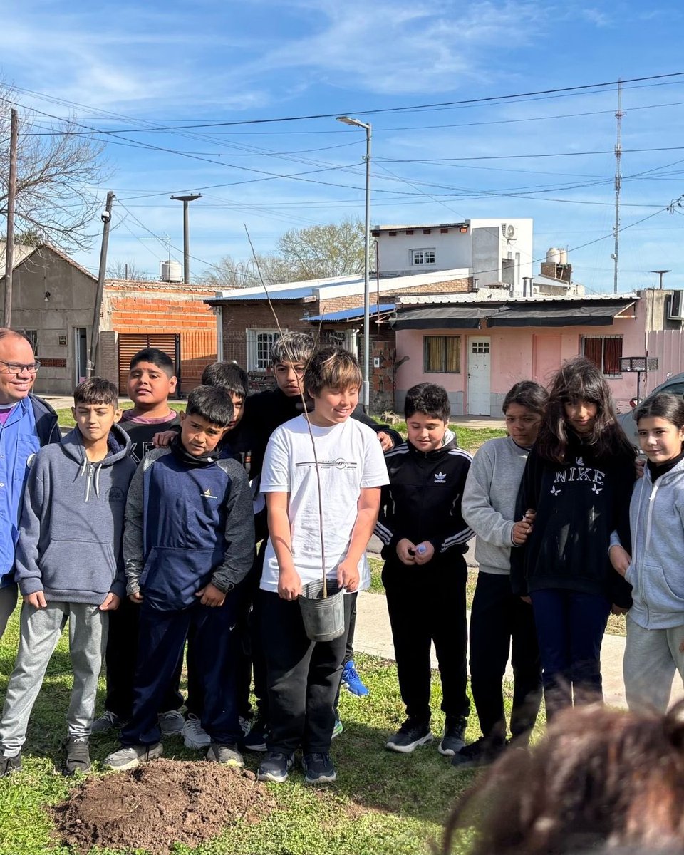 defensoriaSF's tweet photo. 🌳📍 LA DEFENSORÍA DEL PUEBLO EN VILLA CONSTITUCIÓN 🚐

🤝 El defensor Arístides Lasarte encabezó una jornada con estudiantes, vecinos y autoridades, con plantación de árboles, charla ambiental y atención a la ciudadanía. 

🔗 https://t.co/w6telUz7cl https://t.co/Dnuo1RODIM
