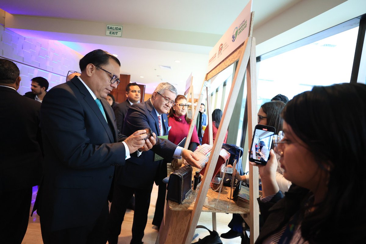 ITPproduccion's tweet photo. En el marco de la I Cumbre Produce Circular, organizada por el @MINPRODUCCION, el @ITPproduccion destacó la exposición de nuevos servicios en economía circular a través de la red CITE, orientados a transformar las cadenas productivas mediante soluciones con enfoque circular.♻️ https://t.co/Q2sm6LVJ5I