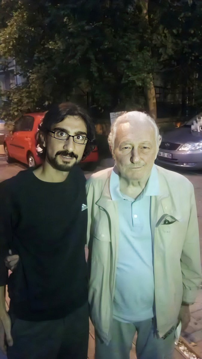 Beşiktaş'a dair gözümüzü açtık seni gördük. Sofrana oturabilme onurunu yaşadım. Beşiktaşlı olmayı hiç büyük cümlelerle anlatmadın. Gerek yoktu, çünkü lafla değil eylemle o değerleri büyük yaşıyor, yaşatıyordun. O yüzden hep aklımızda kaldı. Ve bugün isminin geçtiği ortamda sadece