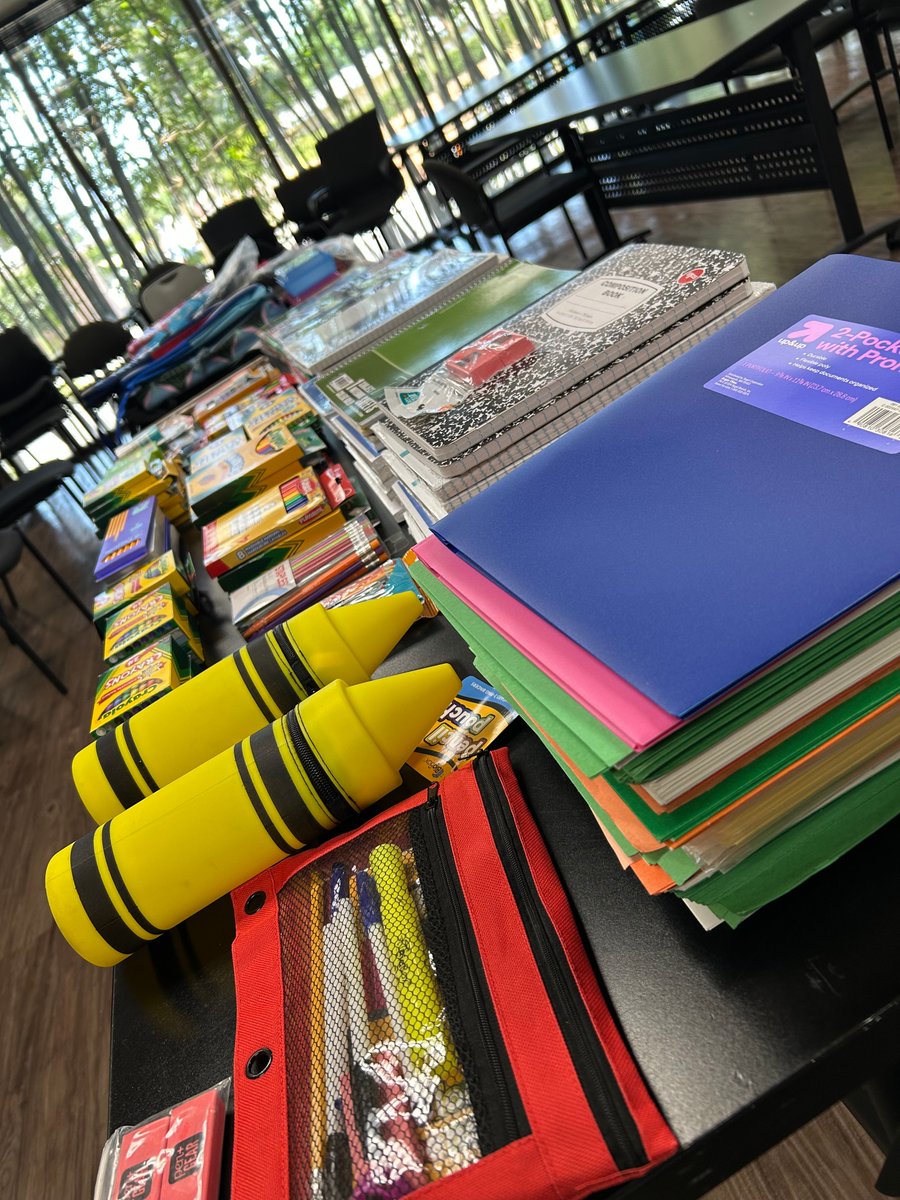 Thank you @kaiserpermanenteOC &amp; the SOS team for donating school supplies to our Crittenton youth! 🎒📚 Your generosity helps set them up for a successful school year. 💙 #ThankYou #BackToSchool #KaiserPermanenteOC