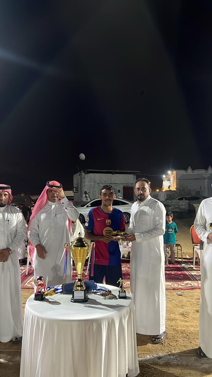alhdab2020's tweet photo. نبارك للكابتن احمد الشيخ حصولة على جائزتيين افضل لاعب و هداف البطولة🤍

نتمنى له التوفيق ☝🏻
و نشكر الداعم عمر هادي الناشري على تكفلة بكاس افضل لاعب 🤝
و نشكر نادي الشعب على دعم بمبلغ مالي @AlsheabC  ❤️‍🩹 https://t.co/cj1UcNoCWA
