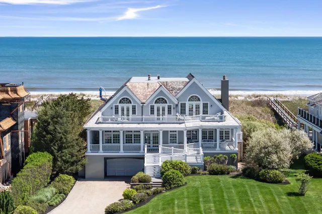 HamptonsDave1's tweet photo. Salt air, sweeping views, and timeless design — my buyer clients knew 47 Dune Rd. was where Hamptons luxury meets unmatched value. Thrilled for them as we are officially in contract. Last Ask $9,850,000.

📲 Ready to find your Hamptons home? DM me! https://t.co/3u0bAr4q6W