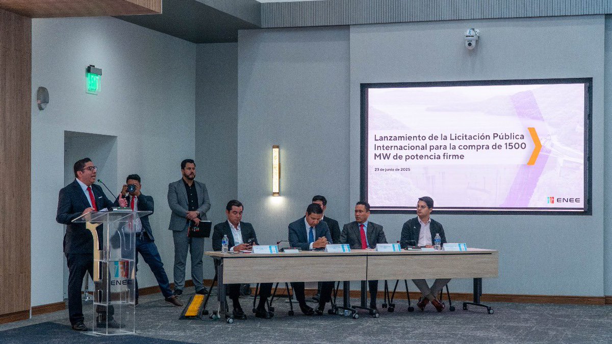 carbajal_tejada's tweet photo. Otro logro Licitación 1500 MW! 

El directorio del @BCIE_Org , por unanimidad, ha aprobado la línea de crédito por $300 millones de dólares, que, materializa el instrumento financiero que dará respaldo a los pagos asociados a las empresas adjudicadas en la Licitación de 1500 MW  de compra de potencia y energía, ya en curso. 

Más de 10 empresas han comprado las bases y el derecho a participar -bastante nutrida participación a pocos días de haberla lanzado- y, esta apuesta del BCIE por Honduras y su megalicitación viene a darle más solidez  al proceso. 

Iniciáremos los roadshows virtuales y presenciales en países como Estados Unidos(agradecemos la colaboración estrecha con la Embajada de EEUU para gestionar eventos); México, Chile, Europa y China. 

Otros organismos multilaterales,  verbalmente han manifestado interés en financiar a empresas que resulten adjudicadas en dicha licitación. 

¡Avanzamos, juntos,  en la transformación del sector energía de Honduras!