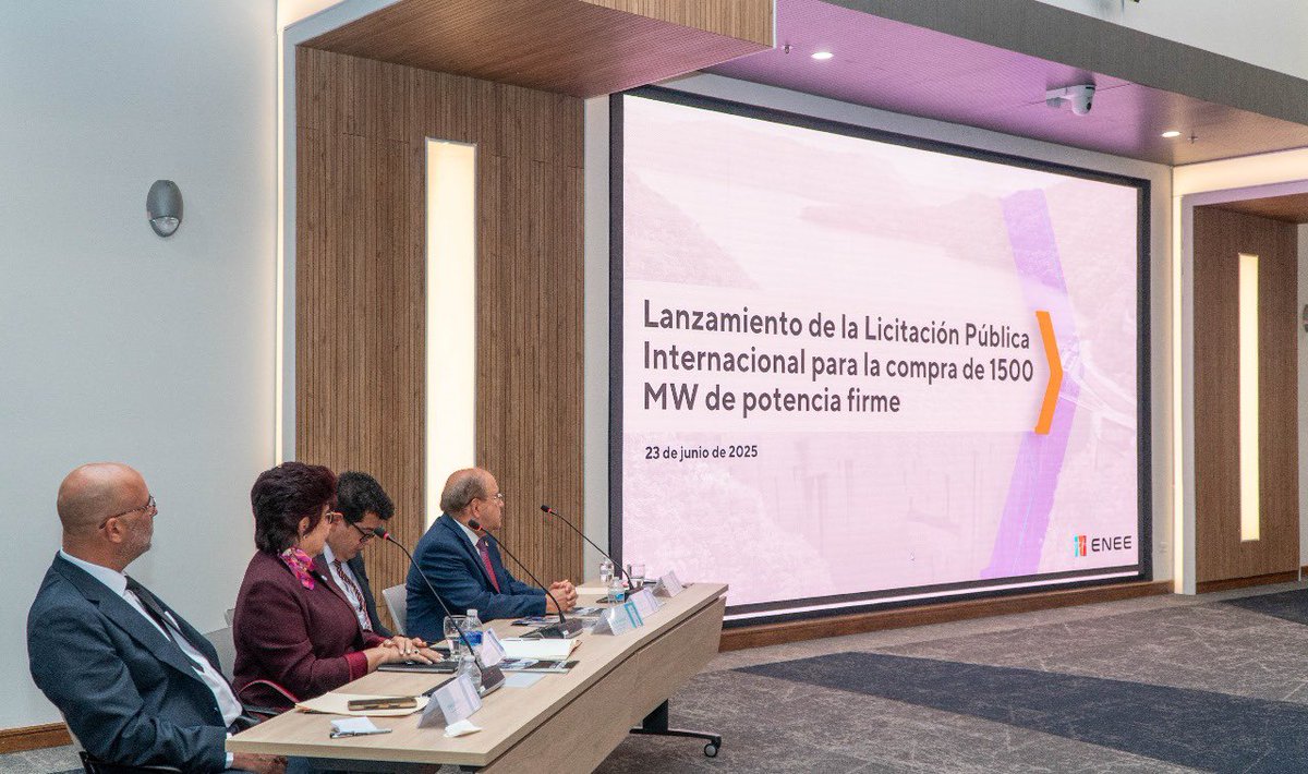 carbajal_tejada's tweet photo. Otro logro Licitación 1500 MW! 

El directorio del @BCIE_Org , por unanimidad, ha aprobado la línea de crédito por $300 millones de dólares, que, materializa el instrumento financiero que dará respaldo a los pagos asociados a las empresas adjudicadas en la Licitación de 1500 MW  de compra de potencia y energía, ya en curso. 

Más de 10 empresas han comprado las bases y el derecho a participar -bastante nutrida participación a pocos días de haberla lanzado- y, esta apuesta del BCIE por Honduras y su megalicitación viene a darle más solidez  al proceso. 

Iniciáremos los roadshows virtuales y presenciales en países como Estados Unidos(agradecemos la colaboración estrecha con la Embajada de EEUU para gestionar eventos); México, Chile, Europa y China. 

Otros organismos multilaterales,  verbalmente han manifestado interés en financiar a empresas que resulten adjudicadas en dicha licitación. 

¡Avanzamos, juntos,  en la transformación del sector energía de Honduras!
