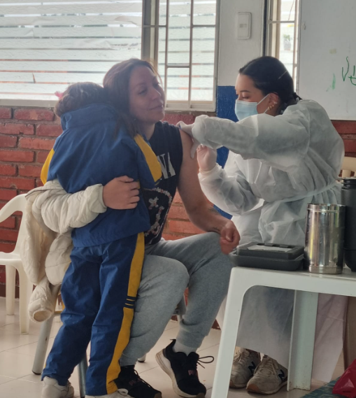💉 Buscando fortalecer la #prevención y proteger a la comunidad, desde el ESM de #CAMAN se llevo acabo una jornada de vacunación  contra la influenza beneficiando a cerca de 60 personas entre bebés, niños y adultos. 📷 #Vacunarse es un acto de cuidado y responsabilidad.