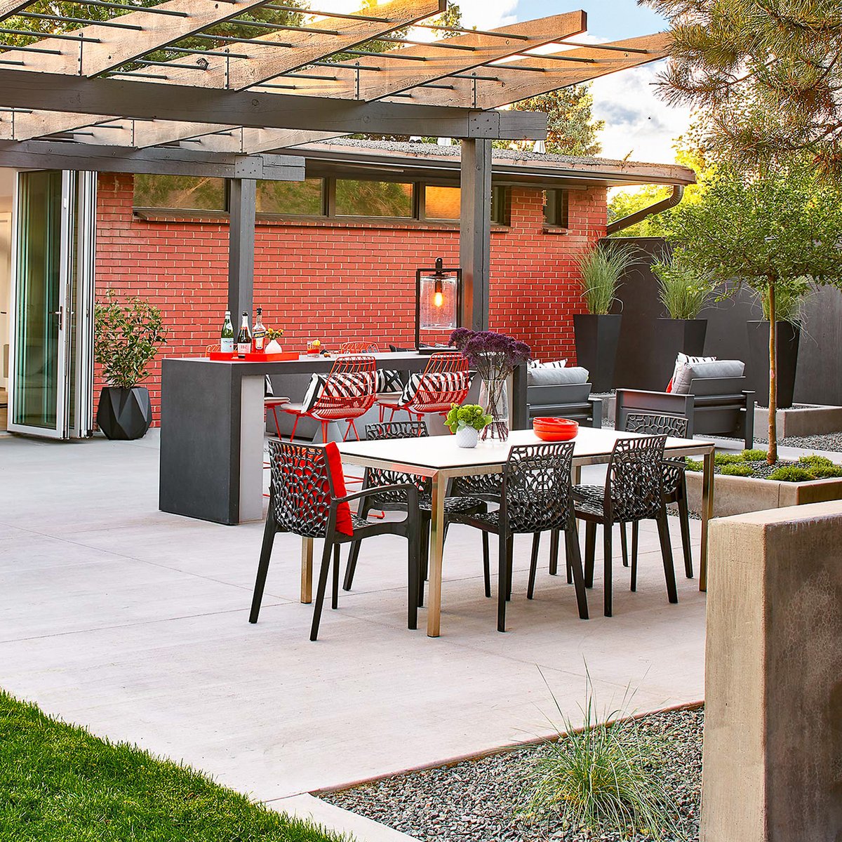 LifescapeCO's tweet image. Sunset dinners, warm conversations, and autumn evenings #outdoors. 🍂 From #pergolas to fire features, #Lifescape designs spaces perfect for gathering with friends &amp;amp; family. Let’s create your #autumn-ready #backyard. #OutdoorLiving #LifescapeDesign #LandscapeDesign #Alfresco