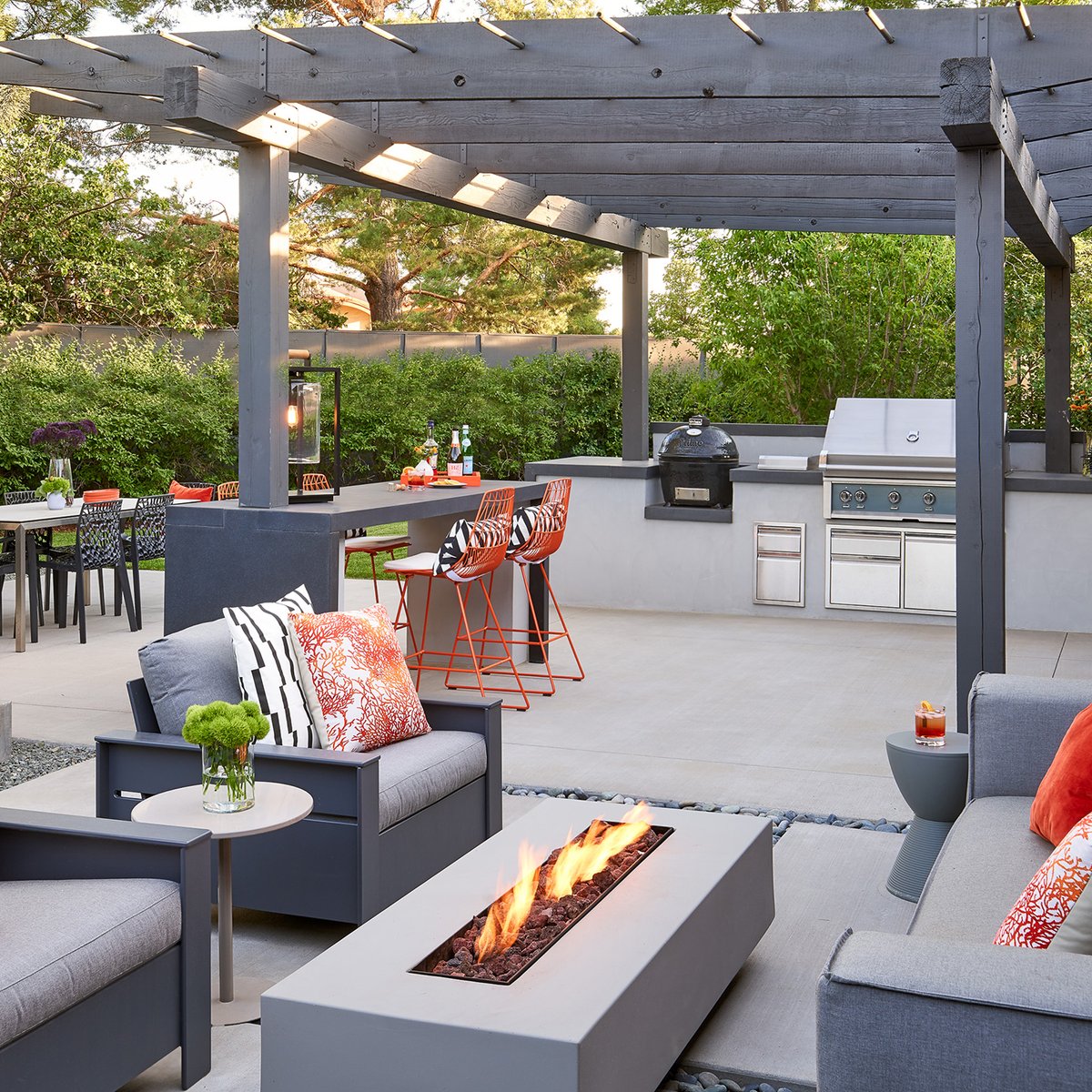 LifescapeCO's tweet image. Sunset dinners, warm conversations, and autumn evenings #outdoors. 🍂 From #pergolas to fire features, #Lifescape designs spaces perfect for gathering with friends &amp;amp; family. Let’s create your #autumn-ready #backyard. #OutdoorLiving #LifescapeDesign #LandscapeDesign #Alfresco
