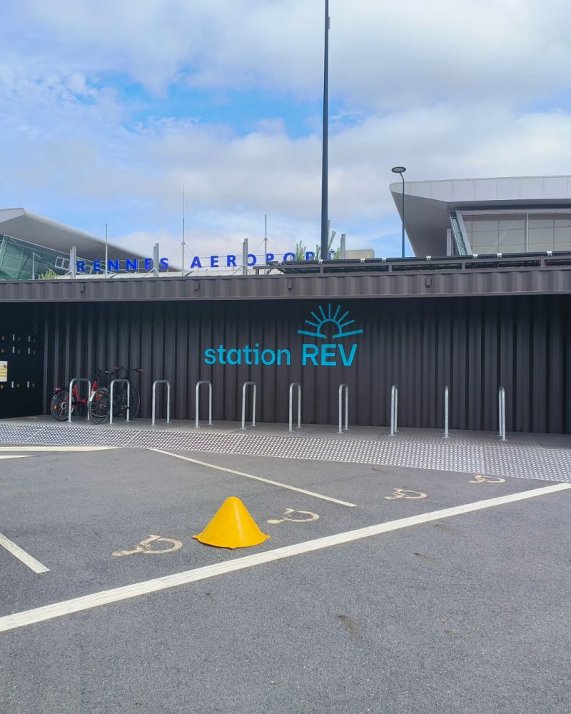#rennes : Billet d’humeur : faute de métro pour l’aéroport, un parking vélo flambant neuf pour s'y rendre ! rennes-infos-autrement.fr/billet-dhumeur…