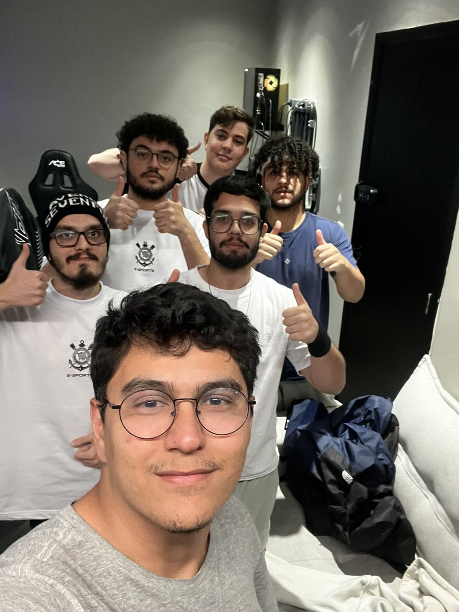 Imagina tentar separar esse grupo 🤨

Obrigado a todos que continuam torcendo por nós!

Playoffs 🚀