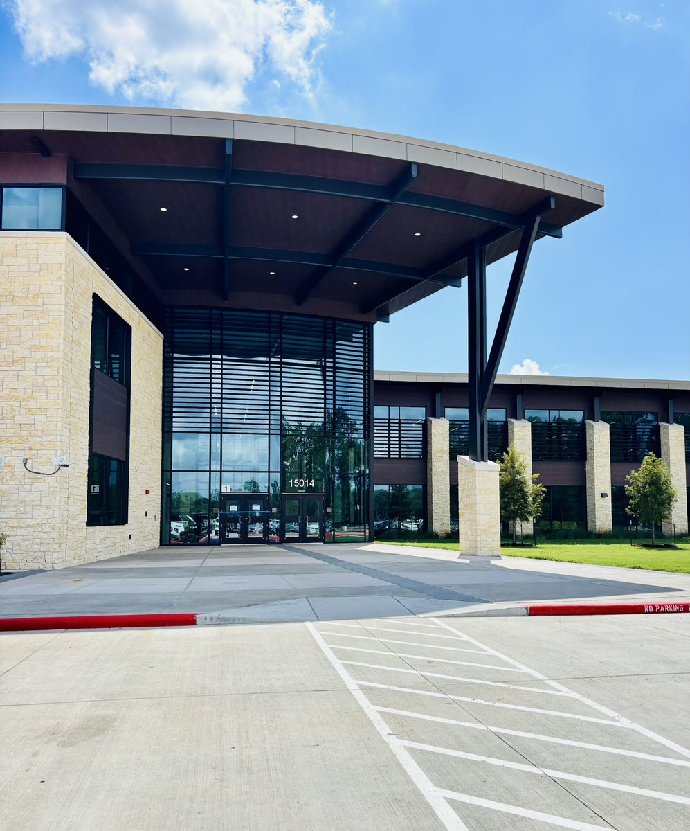 melcapuchina's tweet photo. What an exciting time for the newest middle school in our district @HumbleISD_LHMS You can feel the energy and pride in halls already! #WelcomeToTheNest #LetsGoHawks https://t.co/WDmlkqlLQW