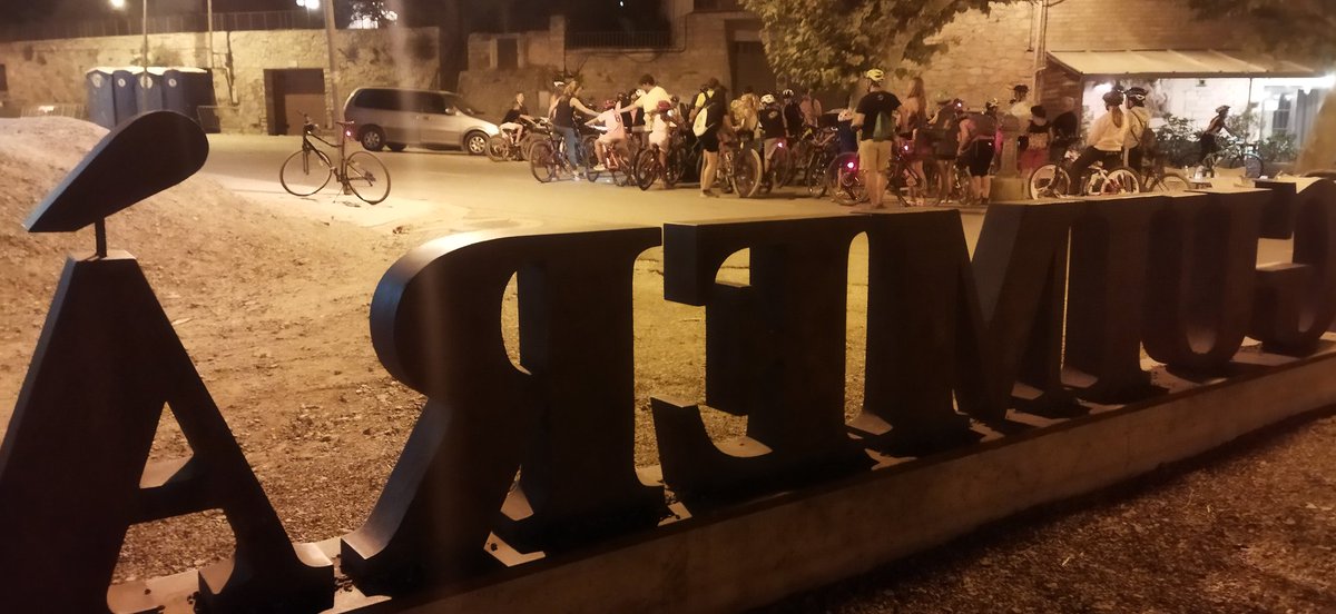 XaviRosApa's tweet image. Una de les meves activitats preferides de l'agost... la bicicletada nocturna. Una 70a de gambairotes i gambairots de #Guimerà a #Ciutadilla pedalant a la llum de la lluna...
@ViuGuimera 
#ValldelCorb #Urgell
#RepúblicaCatalana