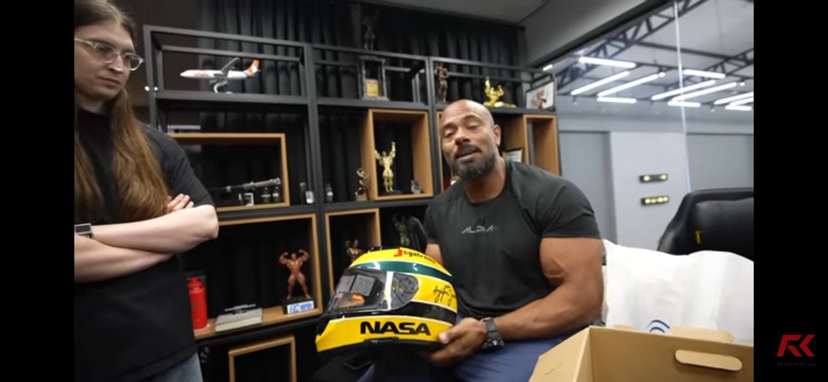 mayya900's tweet photo. Dias do depois do vídeo do felca os caras parecem com um capacete do Ayrton Senna kakakakakakakakka eu amo eles mas é engraçado kakakakakak https://t.co/m5uM8U987J