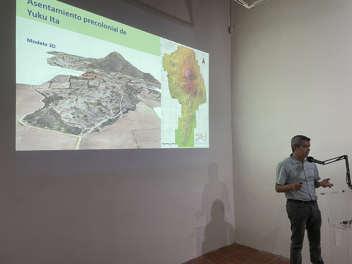 ai_rivera's tweet photo. Nuestra ponencia trató de la estela de Yucuita, Mixteca Alta, su importancia en el paisaje y los adoratorios que se encuentran en el sitio.
Tuve el placer de trabajar con mi amigo y colega @Eps5371 quien ha realizado un levantamiento en 3 D del sitio y analizado la arquitectura https://t.co/fwAhBil0Vb