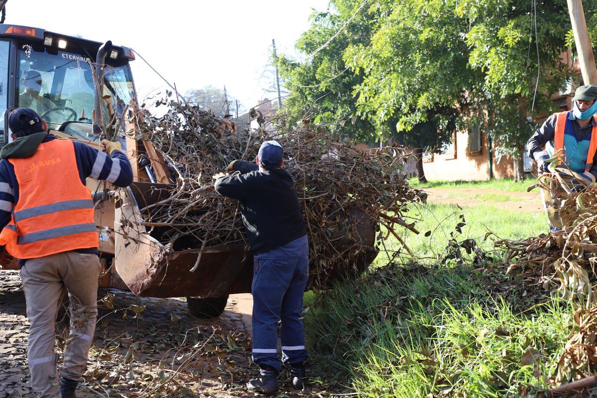 VirasoroMuni's tweet photo. 🌿🚛 OPERATIVO DE LIMPIEZA EN MARCHA
 ✅ La Municipalidad de Virasoro continúa trabajando de forma intensiva en el manejo y recolección de ramas, junto con las tareas de descacharrizado, para mantener la ciudad más limpia y segura.
#limpiezaintegral https://t.co/7njW9h7vaQ