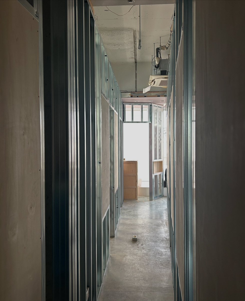 表参道の美容室。
現場進行中。9月にオープンします。