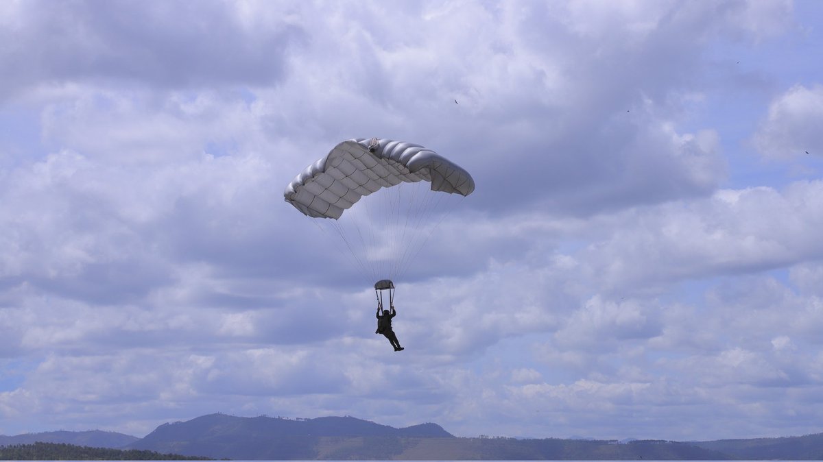 #AdiestramientoMilitar || ¡Hoy fue día de adrenalina y destreza en el Segundo Batallón de Infantería Aerotransportado!, donde 20 valientes alumnos del Curso de Salto Libre N.º 15-2025 pusieron a prueba su valor y habilidad en ejercicios de salto libre. ¡Una jornada llena de