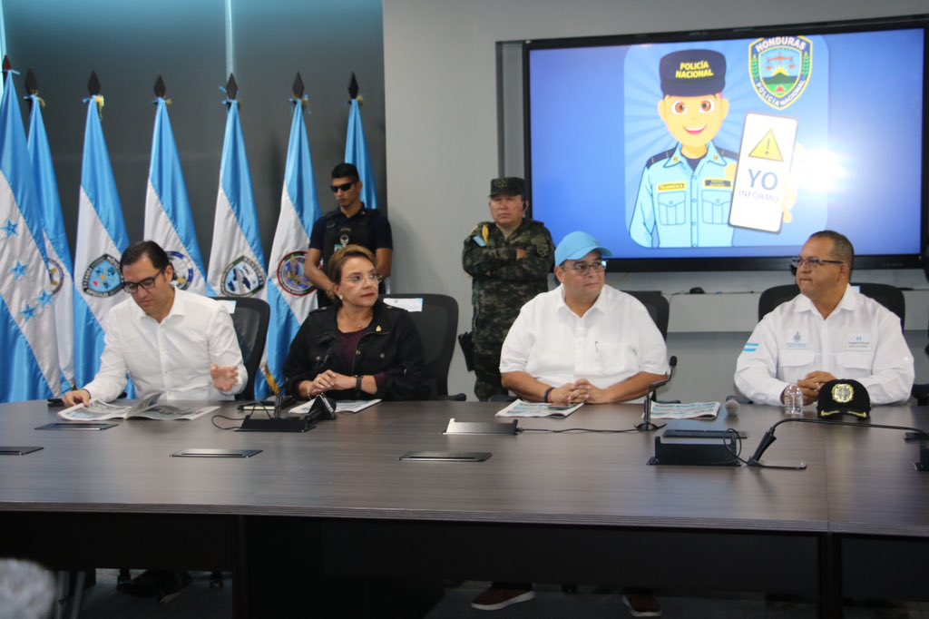 hegusave's tweet photo. Hoy, junto a la Presidenta @XiomaraCastroZ, lanzamos oficialmente la aplicación #YoInformo: una herramienta 100% anónima, con atención 24/7 y de fácil uso para que la ciudadanía reporte hechos a la @PoliciaHonduras.
Con #YoInformo, cada reporte llega con foto o video y ubicación exacta, permitiendo que nuestros equipos actúen de inmediato en el lugar del incidente.
Inicialmente la app está disponible en las ciudades de Tegucigalpa y SPS. La refundación también está en generar sistemas que garanticen seguridad a la población. Y es por ello que con el uso de tecnología al servicio del pueblo, se fortalece la prevención, optimizando la respuesta policial y sumando a cada hondureño como aliado en la protección de la vida y los bienes. 🇭🇳 #VamosBien