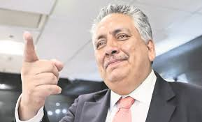 "YA NO SOY EL COCHILOKO
...AHORA SOY EL CUCARACHO!!"