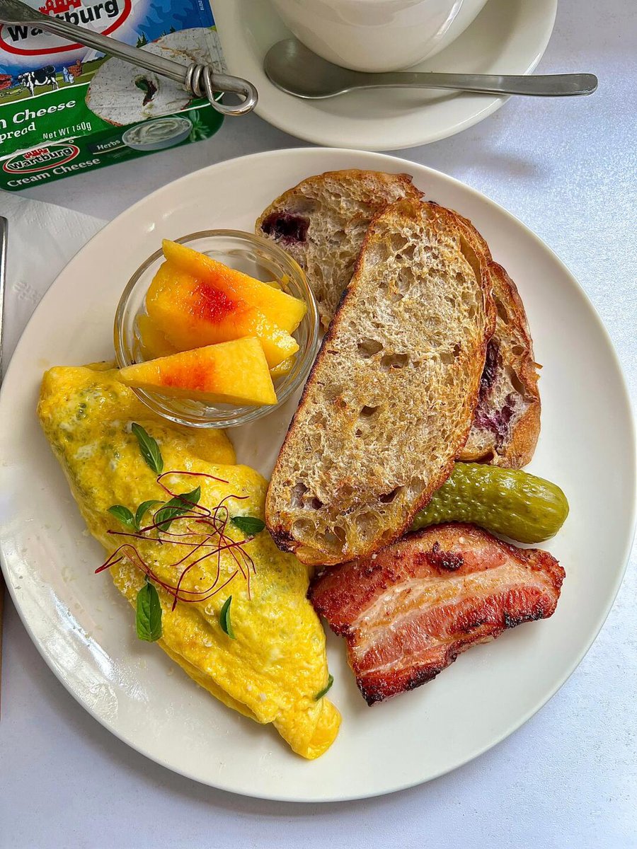 Leni940's tweet image. Made a hearty breakfast with omelet, crispy bacon, and berry-filled toast. Perfect way to fuel up for the day! 🍳🥓🍞 #HomemadeBreakfast #BrunchGoals #YummyMorning