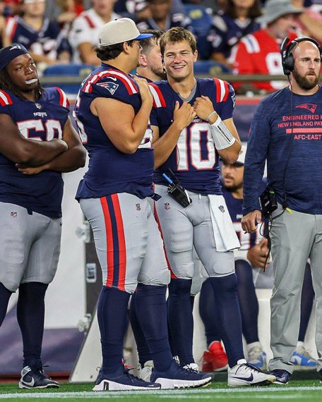 drakemayeloverr's tweet photo. My franchise QB and LT for the next 15 years 🙏 https://t.co/vYbr8KTxrD