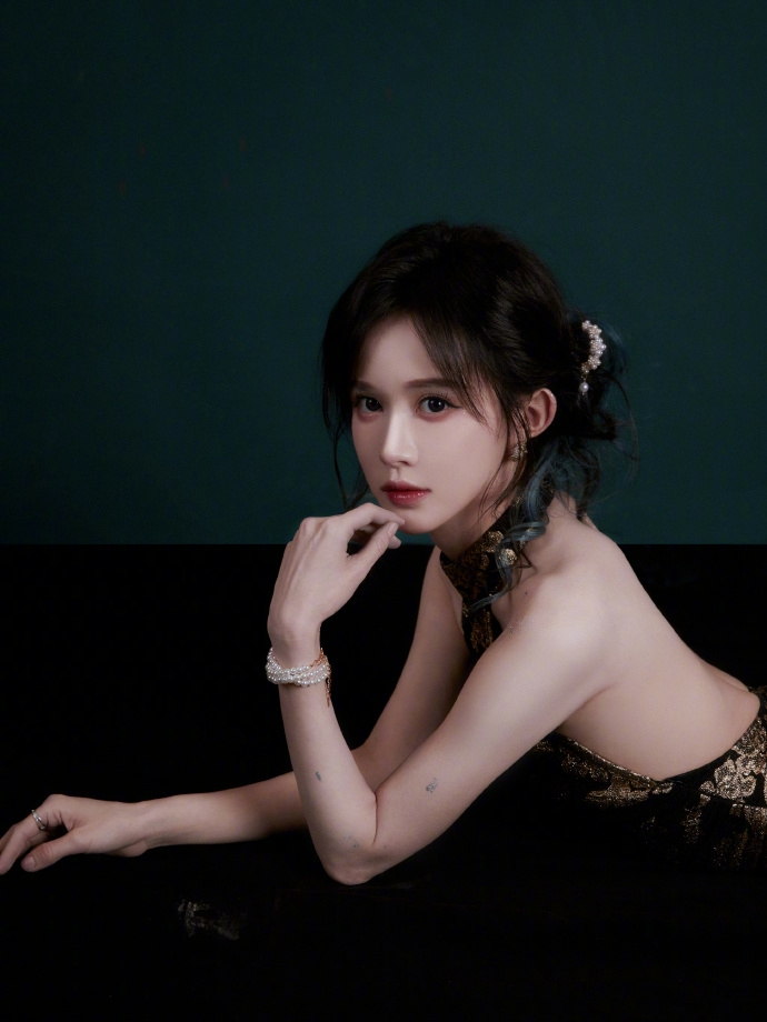 SNH48 段艺璇(DuanYixuan) Graduation Concert "A Chapter in Life(小半生)"  
♪┈ LOOK II (2nd outfit) ─⋆ﾟ  
Congratulations on your graduation! 🎉

#SNH48 #DuanYixuan