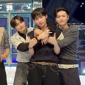 jay and jungwon back hugging sunoo 😭