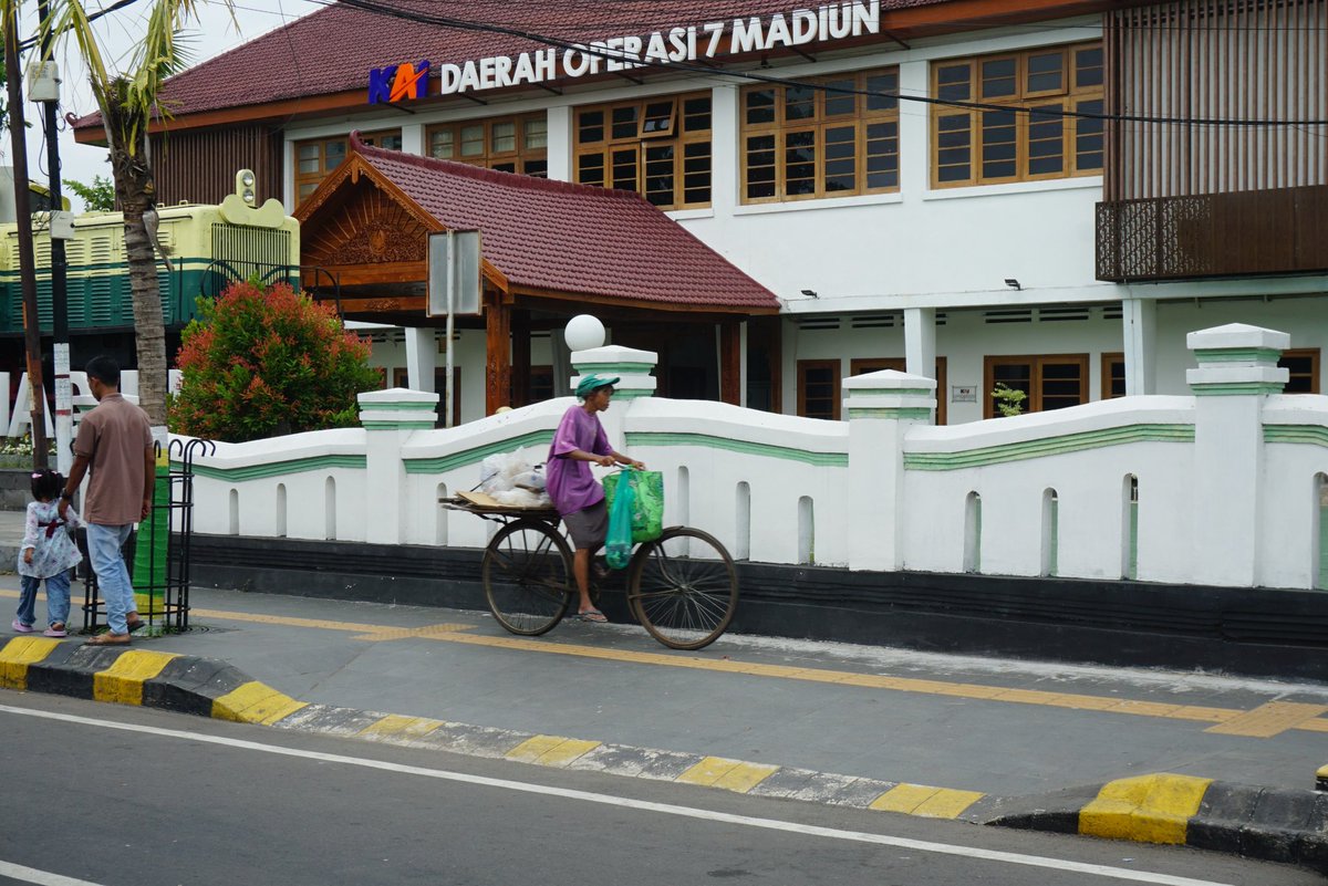 Nasirullah5itam's tweet photo. Ketika mengunjungi Madiun, saya sangat senang karena selama berjalan kaki sering bertemu pesepeda. Bahkan di ruas jalan kota Madiun, ada lajur sepedanya. Semoga makin banyak kota-kota di Indonesia yang memberikan fasilitas bagi pesepeda. https://t.co/agxzPt1C4i