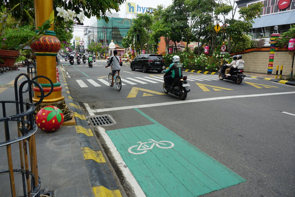 Nasirullah5itam's tweet photo. Ketika mengunjungi Madiun, saya sangat senang karena selama berjalan kaki sering bertemu pesepeda. Bahkan di ruas jalan kota Madiun, ada lajur sepedanya. Semoga makin banyak kota-kota di Indonesia yang memberikan fasilitas bagi pesepeda. https://t.co/agxzPt1C4i