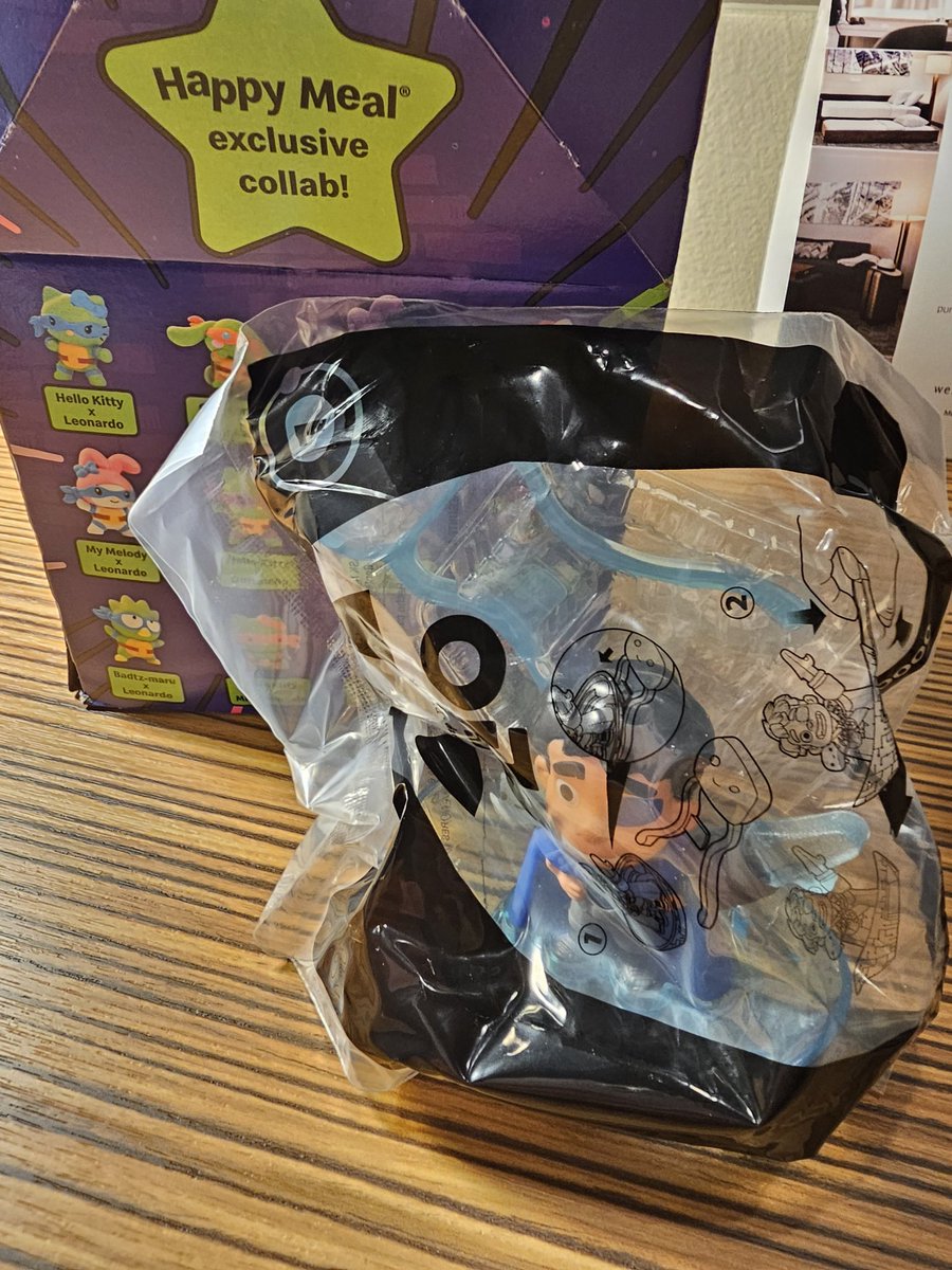 Misouxx's tweet photo. @McDonalds so I'm pretty upset, I have been anxiously waiting for the Hello Kitty TMNT collab, today is the day! Then I get this!? I wasted money on a happy meal. https://t.co/EotSiCShtn