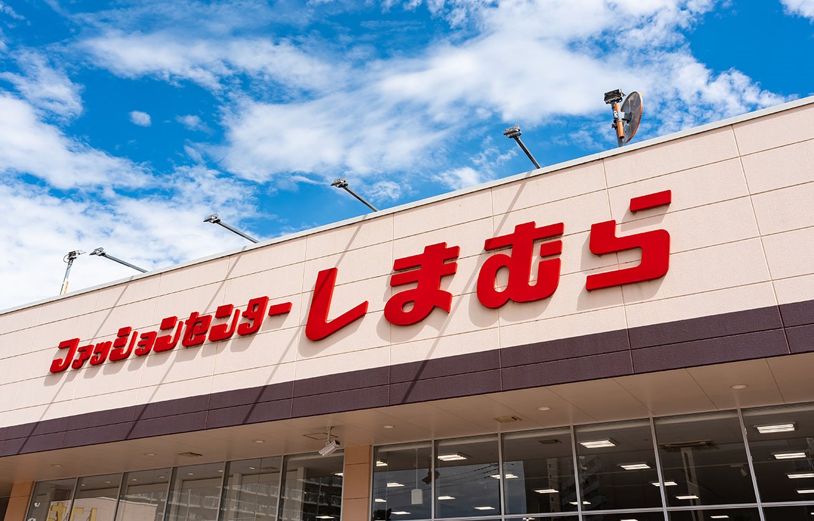 日本で一番“地方にある”服屋が、
日本で一番“未来を読んでる”会社であるという事実。

友「は？しまむらのことか？お母さんが服買うとこだろ(笑)」 
私「そこじゃない。まだ何も見えてないな」 
友「なんだよ急に。ただの安い服屋だろ」 
私「違う。あれはGAFAも学ぶべき最強のデータサイエンス企業」
