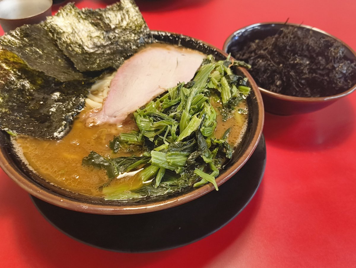 王道家ラーメン大盛り青菜岩のりトッピング
美味すぎて命の危機を感じ