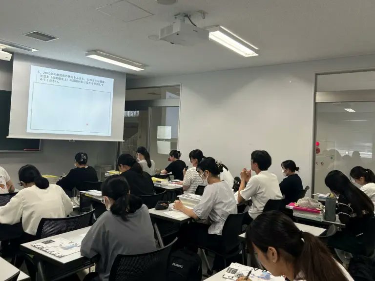 公衆衛生看護学管理論　奈良県統括保健師講義
kio.ac.jp/information/20…
田中 統括保健師をお招きし、奈良県における保健活動などについて講義をしていただきました。
学生にとって、保健師とはどういう姿勢で活動することが必要なのかを体感できた時間となりました。
#畿央大学 #看護医療学科