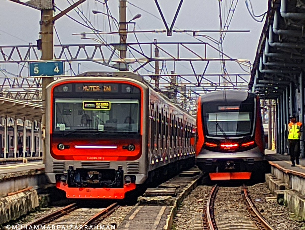 yoasobiloved's tweet photo. 新しい車両が乗客にサービスを提供する準備が整いました
•
SFC120V系 CLI-125.
IE305系 CLI-225.
•
#cli125 #crrc #crrcsifang #krlchina #cli225 #ie305 #ptinka #krlinka https://t.co/xjrPErwTRl