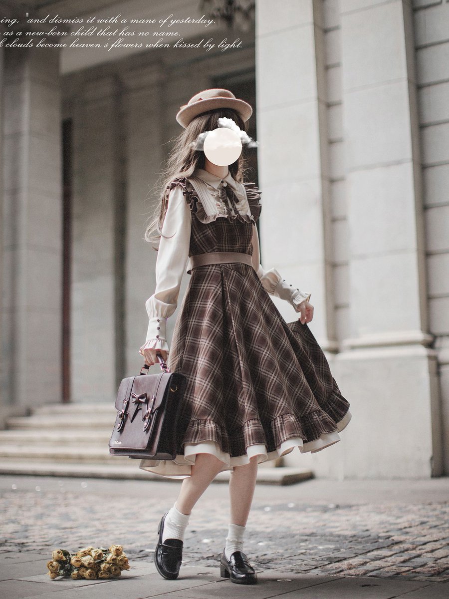 ManusxMachina's tweet photo. 英国格子柄の文学レトロワンピース 
https://t.co/BcX02JXH58 
格調高き英国の文学少女みたいに演出してくれるチェック柄のワンピース。肩部分と胸元にはフリルとプリーツが装飾されており、ふわりと膨らむスカート部分は可愛らしさと上品な印象を与えてくれる。 https://t.co/LrcOtUdgwV
