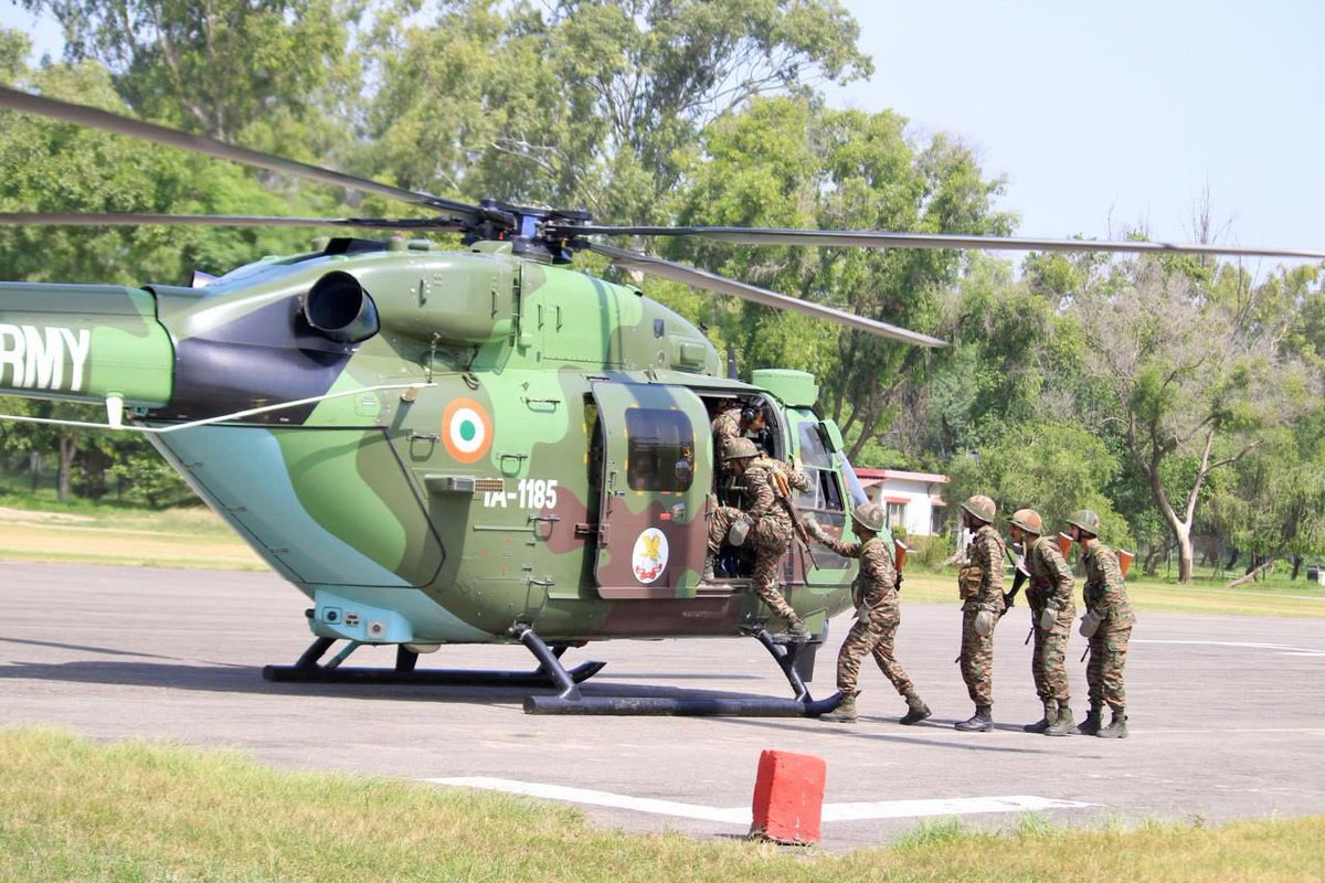 VajraCorps_IA's tweet photo. #ExerciseDhruvShakti 🚁
Troops of #GoldenArrowDivision executed heli-borne & slithering drills — sharpening procedures for superior mission readiness and effective disaster relief. 🇮🇳

#ExerciseDhruvShakti 🚁
#GoldenArrowDivision के जांबाज़ जवानों ने हेली-बोर्न और स्लिदरिंग अभ्यास किया — प्रक्रियाओं को और धारदार बनाते हुए मिशन की तैयारियों और आपदा राहत क्षम���ा को मजबूत किया। 🇮🇳

#ExerciseDhruvShakti 🚁
#GoldenArrowDivision ਦੇ ਜਵਾਨਾਂ ਨੇ ਹੇਲੀ-ਬੋਰਨ ਅਤੇ ਸਲਿਥਰਿੰਗ ਅਭਿਆਸ ਕੀਤੇ — ਪ੍ਰਕਿਰਿਆਵਾਂ ਨੂੰ ਹੋਰ ਨਿਖਾਰਦਿਆਂ, ਉੱਚ ਪੱਧਰੀ ਮਿਸ਼ਨ ਤਿਆਰੀ ਅਤੇ ਪ੍ਰਭਾਵਸ਼ਾਲੀ ਆਫ਼ਤ ਰਾਹਤ ਲਈ ਸਮਰੱਥਾ ਵਧਾਈ। 🇮🇳

#IndianArmy #MissionReady #JointOps #AirLandOps #OneForceOneMission #SynergyAndJointness #NationFirst #BattleReady

@adgpi @westerncomd_IA @pro_defence @prodefencechan1 @IAF_MCC