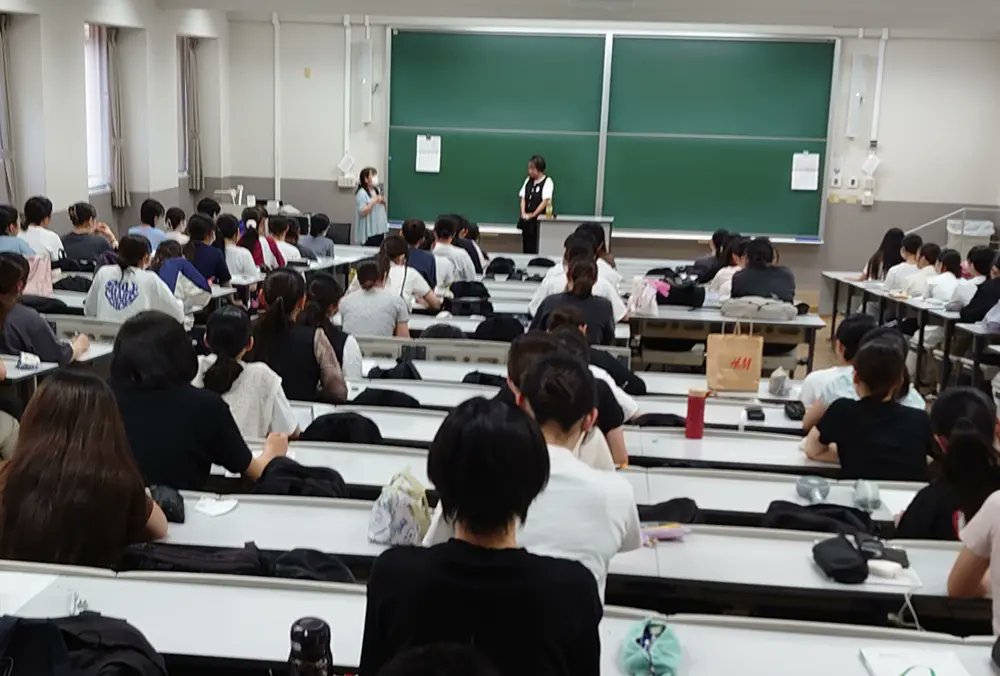 看取りを体験したご遺族の語り「終末期ケア論」
kio.ac.jp/information/20…
看取りの体験談を真剣な眼差しで聞き入っていました。学生たち。看護師として死別による悲嘆に直面している遺族へのケアが必要であることを学ぶことができました。
#畿央大学 #看護医療学科