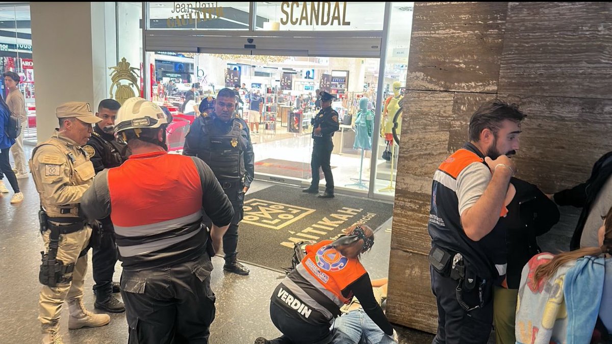 Se desplomó un elevador en la plaza Mitikah, en la alcaldía Benito Juárez, dejando a dos personas lesionadas, un hombre de 47 años y una mujer de 60. 

Las autoridades están decidiendo si suspenden actividades en toda la plaza.

Imágenes: <a href="/LuisMendozaBJ/">Luis Mendoza Acevedo</a>