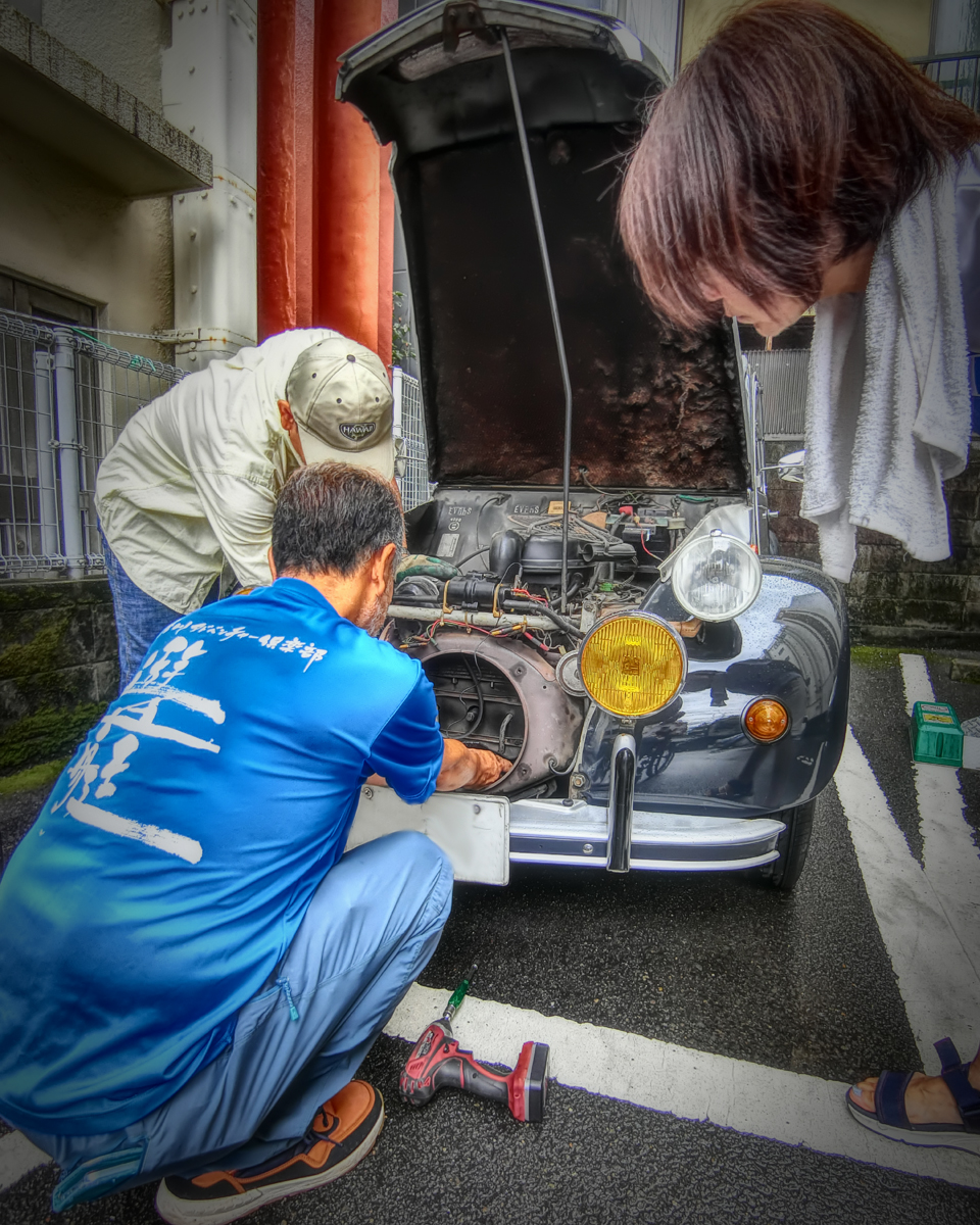 chabinchi602's tweet photo. 二番町通りの100Pでポイント調整講習会。
それを温かく見守るエイタン🐕🦺
今日もボーチボチ👍
#2cv #citroen #charleston
#クライドライト #cried_light #暗いどライト
#ヒステリックTOURINGカークラブ https://t.co/bmkaSJ9C2e