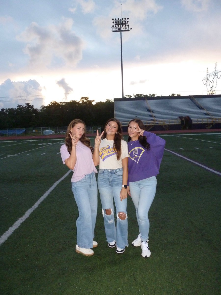 Senior Sunrise!!🌅 We hope you have the best year!! 💜💛🐅