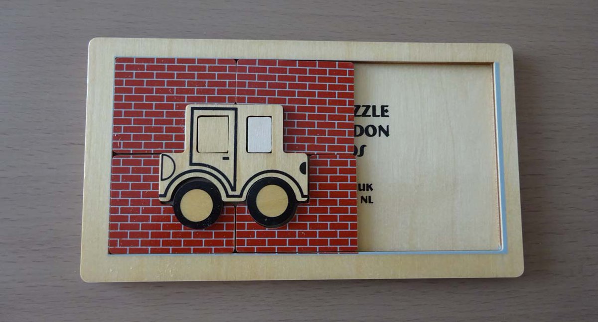 長方形の枠の中にピースと答えが詰められているパズル「The Sliding Bubble Car Puzzle」。スタート位置に置かれた車を車庫に入れるのが目的。答えがあるもののこれがまたパズル。でも楽しいパズル。IPP19の交換パズルでSerhiy Grabarchuk氏のデザインらしい。