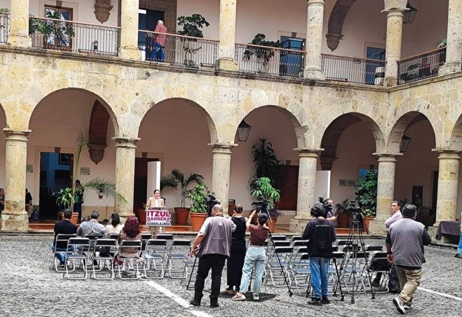 ¿Qué van a saber ustedes sobre la soledad si nunca han estado en un mítin de <a href="/itzulBarrera/">Itzul Barrera</a>?