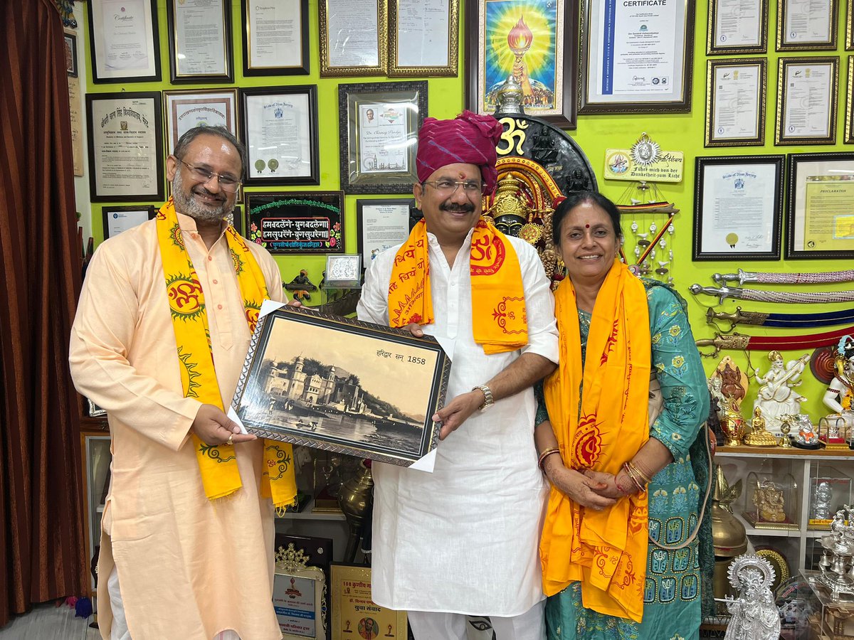 awgpofficial's tweet photo. देव संस्कृति विश्वविद्यालय में भारत गौरव अवॉर्ड्स के अध्यक्ष, श्री सुरेश मिश्रा जी का आगमन हुआ।

#भारतगौरवअवॉर्ड्स #सुरेशमिश्राजी #देवसंस्कृतिविश्वविद्यालय #DsvvHaridwar #चिन्मयपंड्याजी #भारतीयसंस्कृति #गुरुदेव_प्रेरणा #BharatKeSanskar
 #DSVVUpdates #awgp  #awgpofficial https://t.co/fq3P0rTCxK