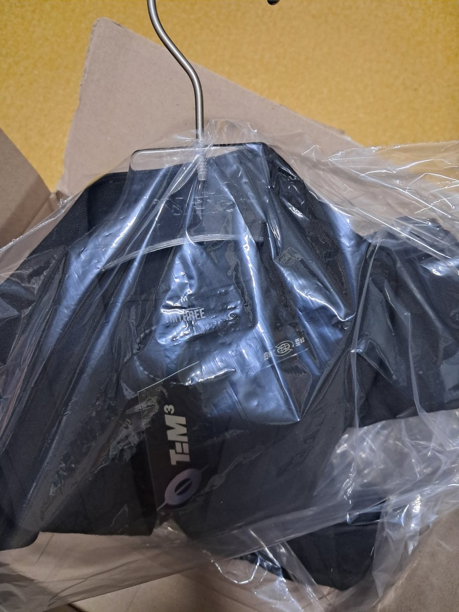 진짜 진짜 티엠쓰리에서 구매한 제품이 오다 빠르게 처리해주셔서감사합니다!

근데 티엠쓰리는 원래 택배발송시 옷걸이 채로줘요? 신기