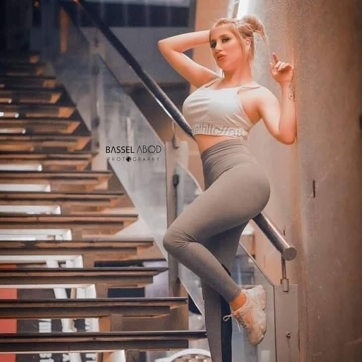 الزوجه
المتحررة لاتريدك زوجً كاملاً أو مثاليًا 
هي تريدك محارباً فقط يفهم أنّ الحياة حرباً 
والحب جدار تتكـئُ عليه
والخلاف يقوي ولا يُشتت وأنّ العتاب صُلح 
وأنها ليستُ مثاليهً كي تريدك كاملاً 
ولا ناقصًه كي تكملها
فقط تُريد ثباتاً منك لا يغيّره الزمن🤍🌹