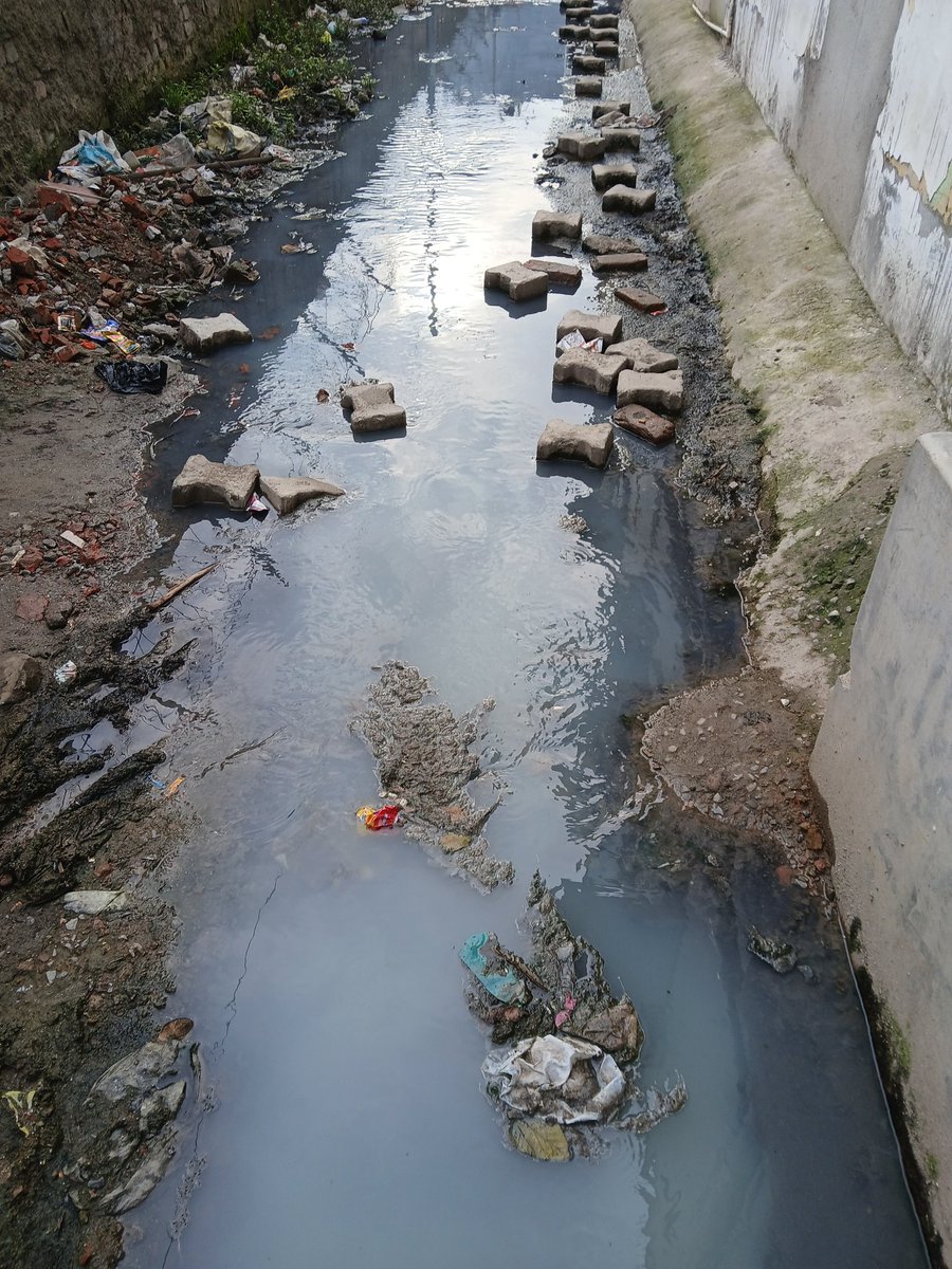 atrikumar2025's tweet photo. @IAF_MCC @hqwaciaf @DefenceMinIndia @AmitShah @CMODelhi @DMSouthWest1 @dcp_southwest National Security Issue due to drainage water logging along with the boundary wall of Air Force Station,Arjangarh,Delhi which damaged the boundary wall. Urgently Drainage construction require https://t.co/VIzvllyM3z