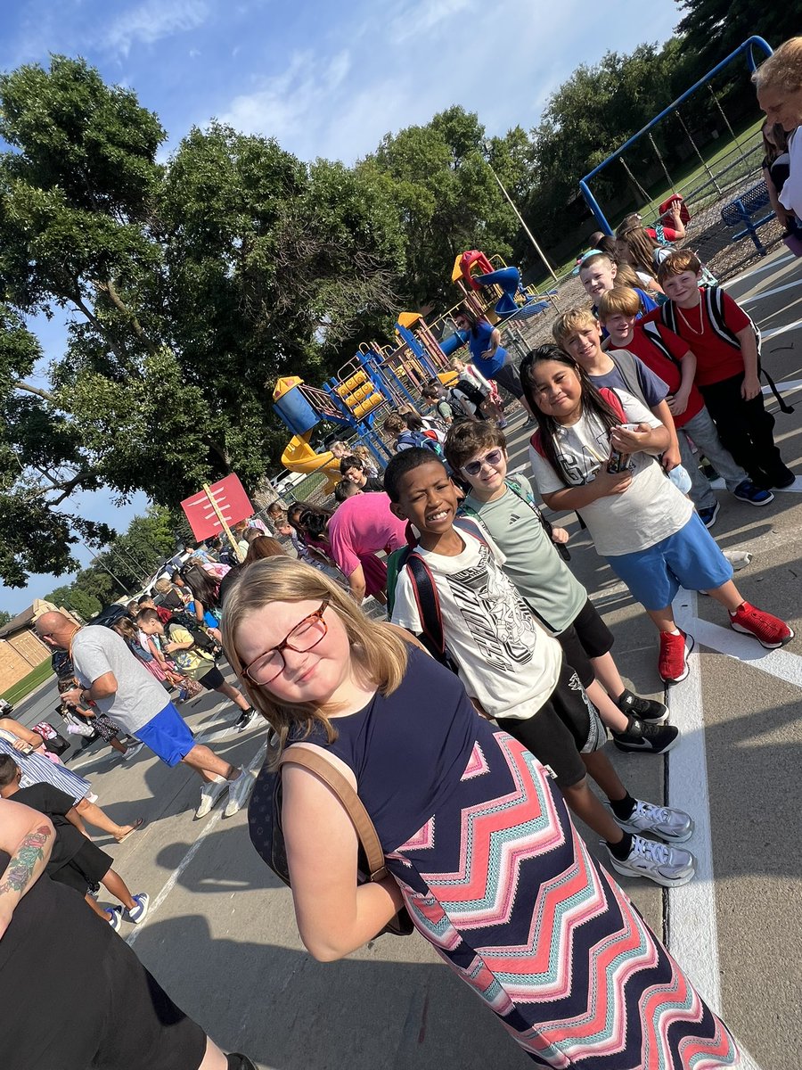 Roh3rdgrade's tweet photo. So excited for a new year with a new crew! Heres to the 25/26 3rd grade class!! ♥️💙@sandoztigers @MillardPS https://t.co/4io6GwOClo