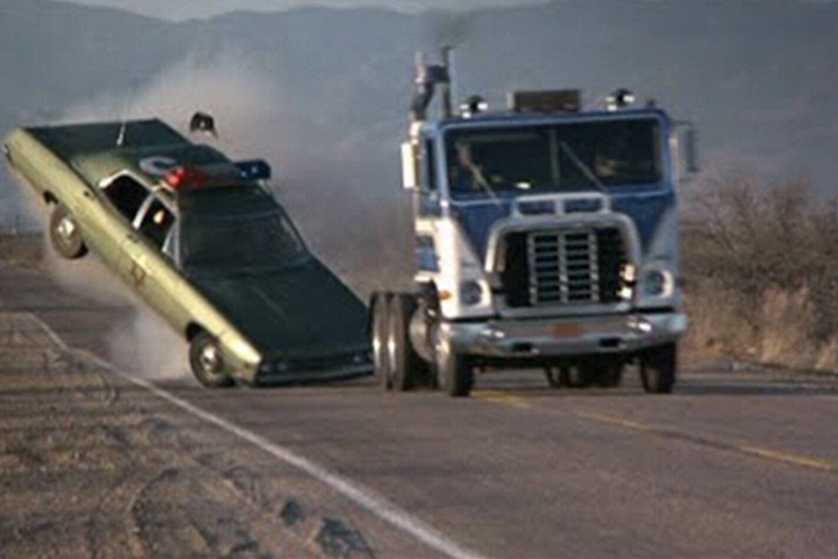 analgesicsleep's tweet photo. Of course, the true stars of “White Line Fever” (1975) are these extremely 1970s big rigs and cars
#CultShelf #WhiteLineFever #FilmNoir https://t.co/cxIqi7PdWv