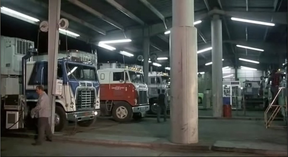analgesicsleep's tweet photo. Of course, the true stars of “White Line Fever” (1975) are these extremely 1970s big rigs and cars
#CultShelf #WhiteLineFever #FilmNoir https://t.co/cxIqi7PdWv